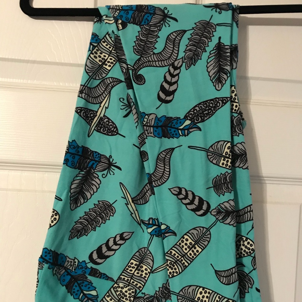 LuLaRoe Tall & Curvy TC Leggings Feathers